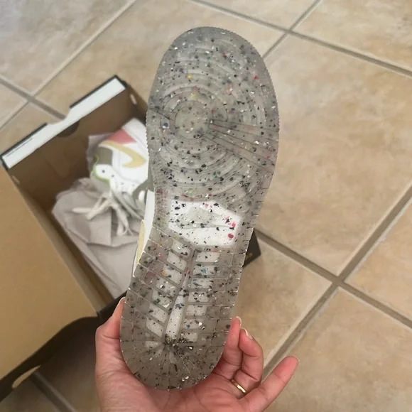 Jordan low tops kids 6 1/2 - Picture 4 of 4